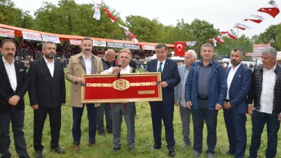 Havza'da Güreş Ağası Yeniden Yahya Ayan: Üçüncü Kez Altın Kemerin Sahibi Oldu!