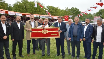 Havza'da Güreş Ağası Yeniden Yahya Ayan: Üçüncü Kez Altın Kemerin Sahibi Oldu!