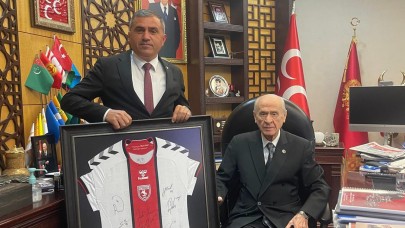 İl Başkanı Mucur'dan Bahçeli'ye Samsunspor Forması! "Genel Başkanımızdan Samsunlulara Selam Var"