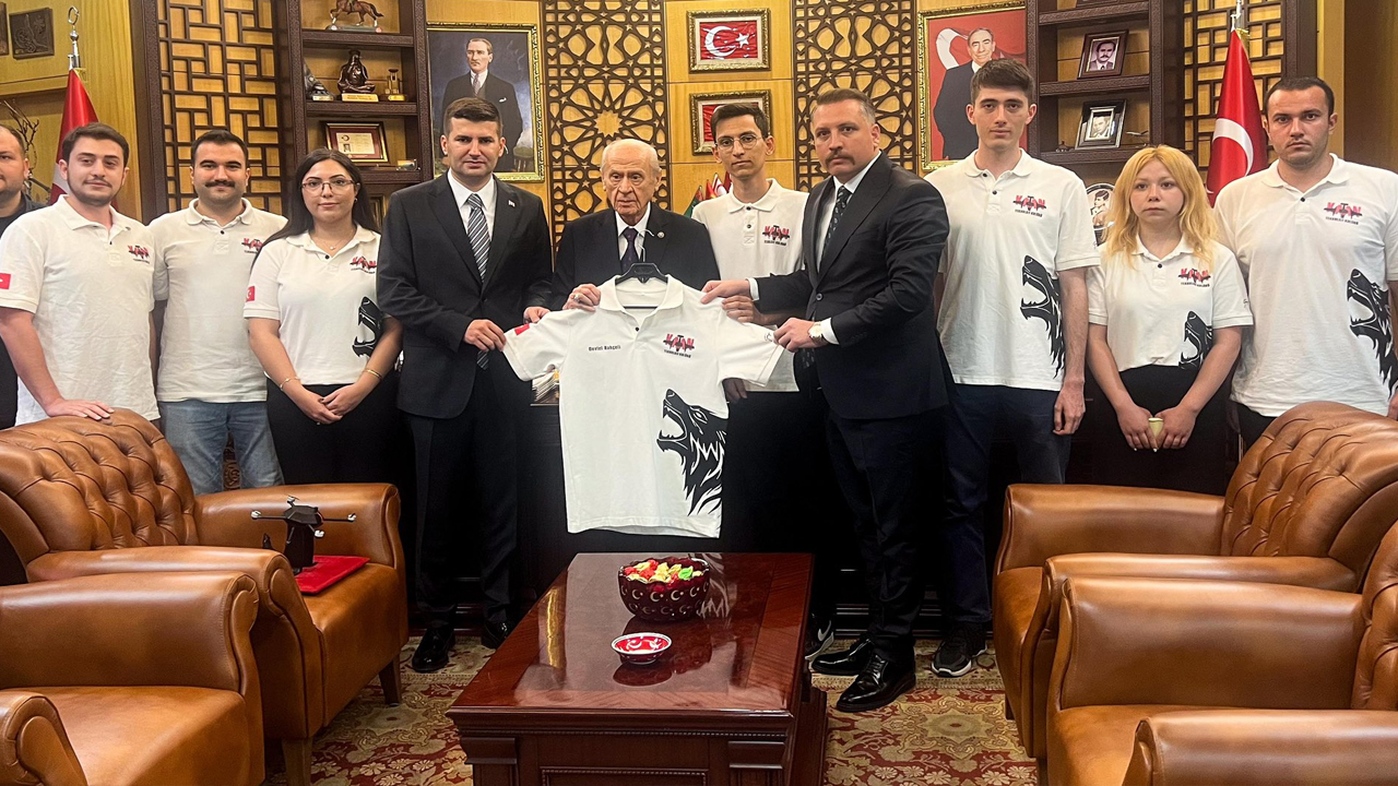 Ülkü Ocakları’ndan Teknoloji Hamlesi: “TÜRKHAN” İHA, Bahçeli’ye Takdim Edildi