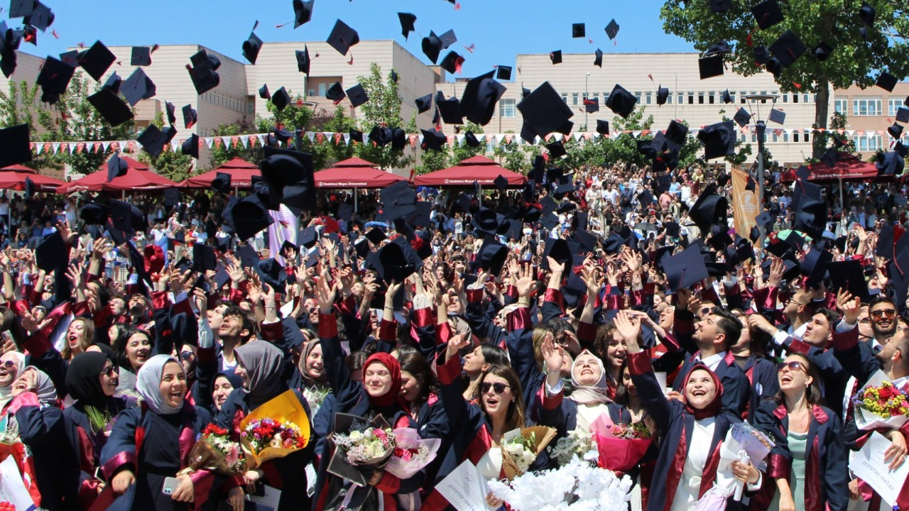 OMÜ Eğitim Fakültesi 43. Dönem Mezunlarını Geleceğe Uğurladı