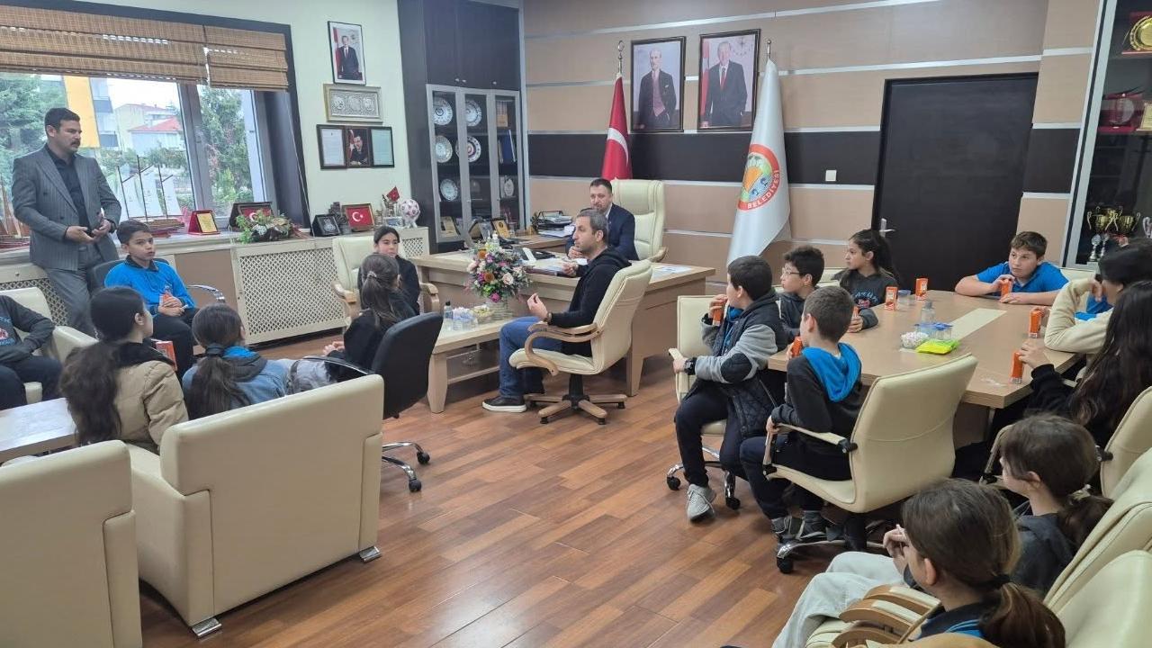 19 Mayıs&#039;ta Minik Öğrencilerden Belediyeye Anlamlı Ziyaret