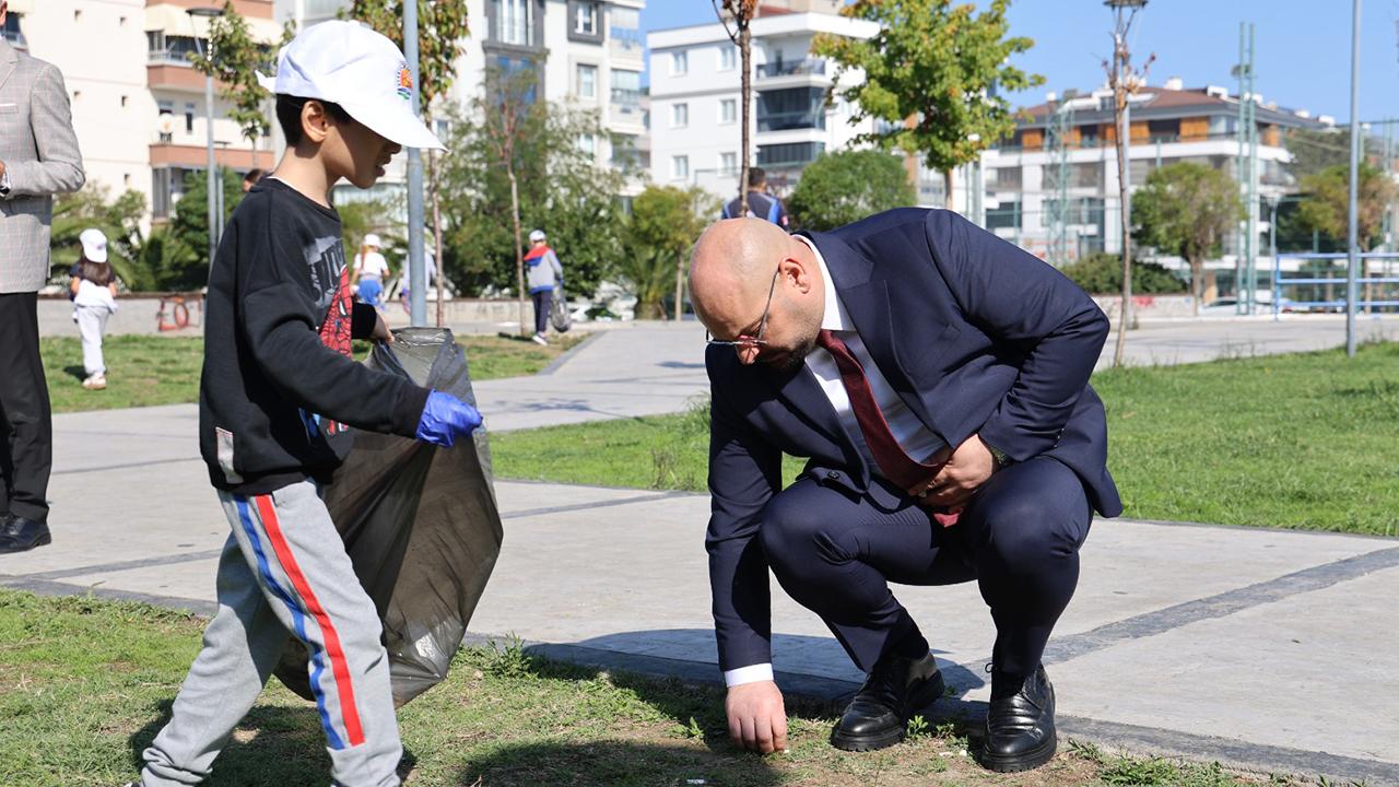 Atakum&#039;da Başkan Türkel Öğrencilerle Birlikte Çöp Topladı
