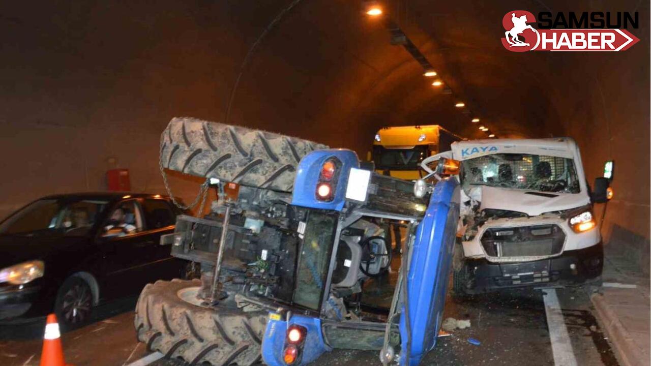 Havza’da Ticari Araç ile Traktör Çarpıştı, 2 Yaralı