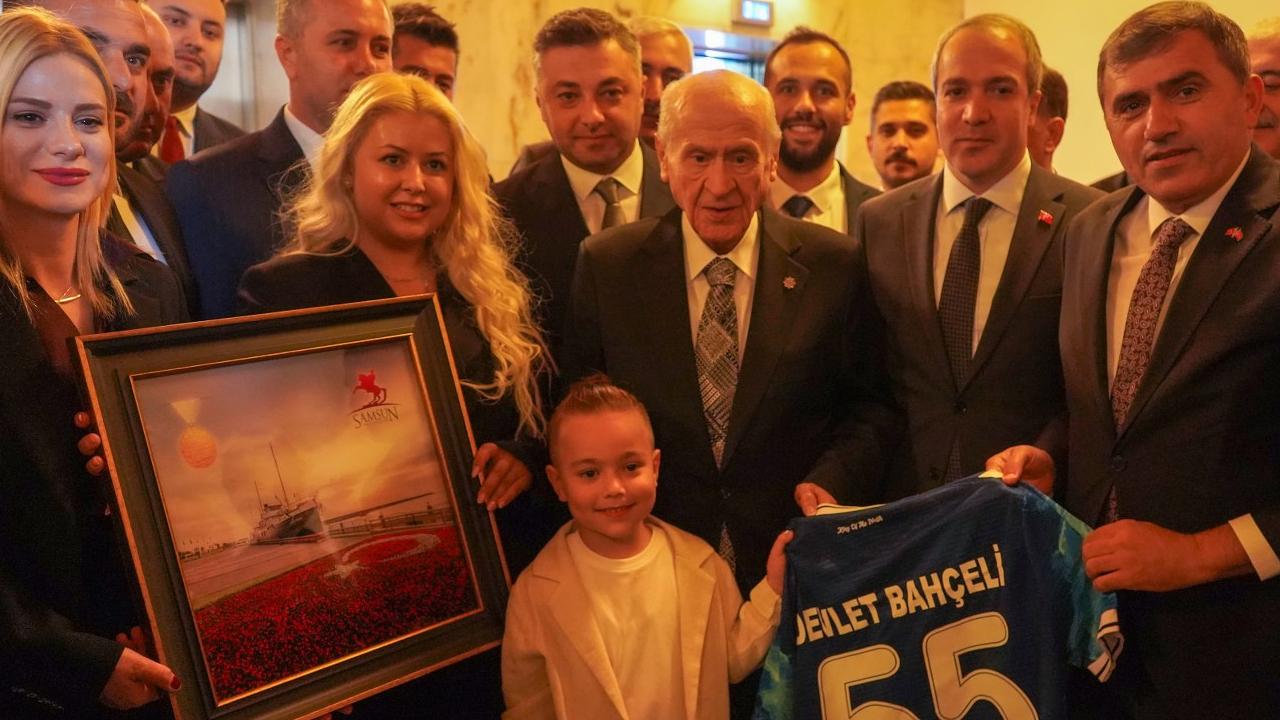 MHP Samsun&#039;dan Bahçeli&#039;ye Samsunspor Forması ve Tarihi Tablolar Hediye Edildi