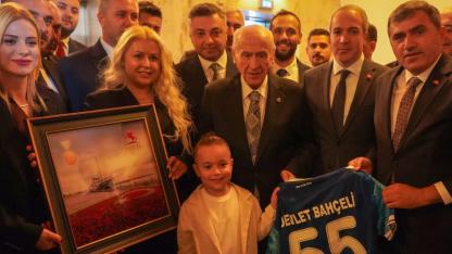 MHP Samsun'dan Bahçeli'ye Samsunspor Forması ve Tarihi Tablolar Hediye Edildi