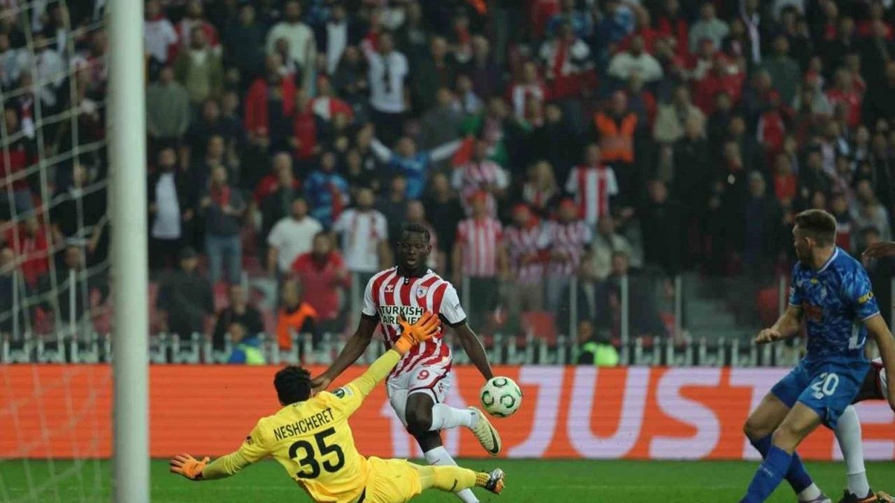 Samsunspor, Dinamo Kiev'i İlk Yarıda Fırtına Gibi Geçti: Skor 2-0!