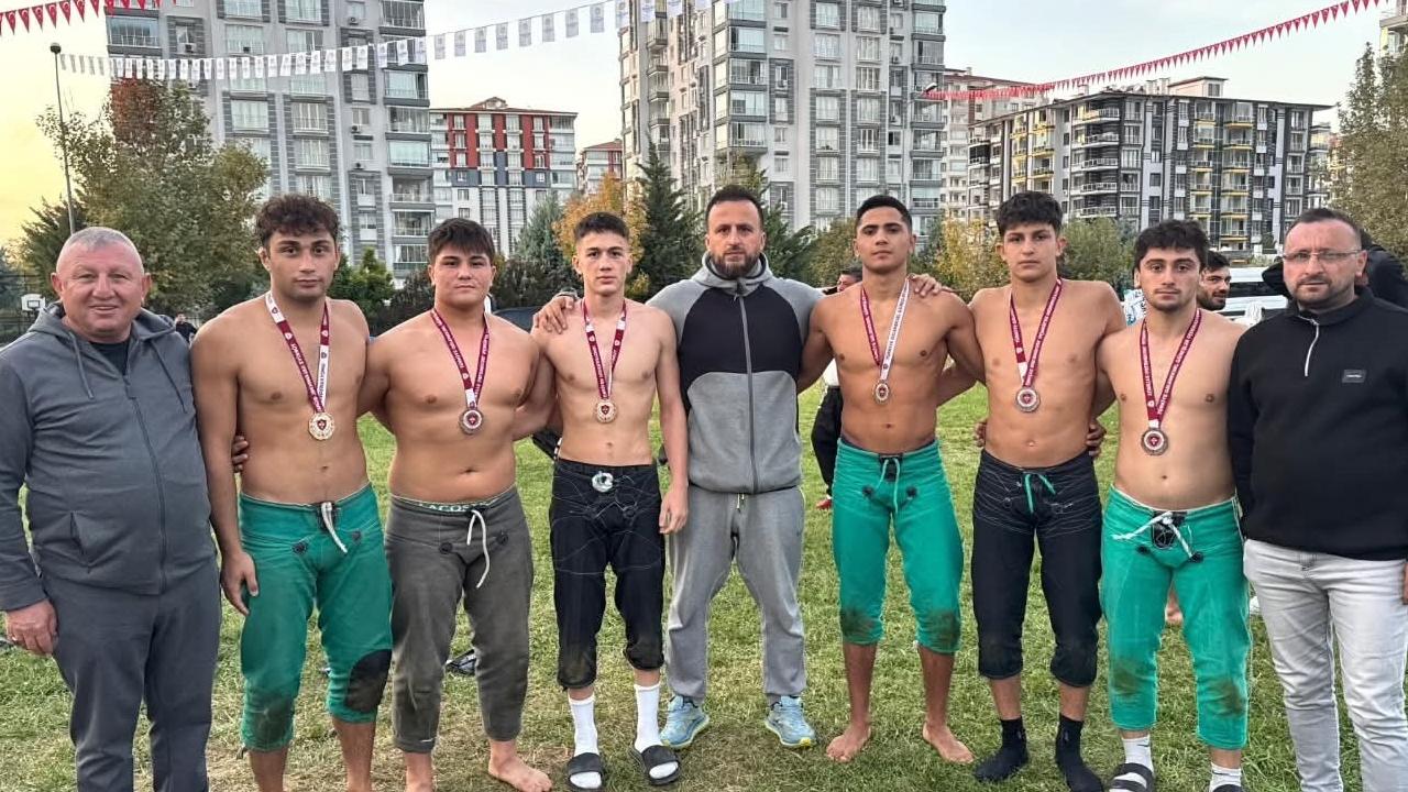 Samsun'un Güreşçileri Malatya'da Zirveye Oynadı