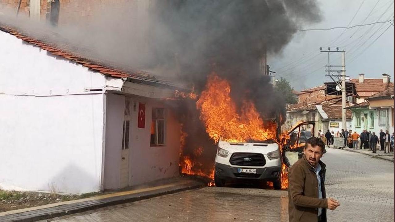 Vezirköprü’de Minibüs Alev Alev Yandı, Ev ve Apartmana Sıçradı!