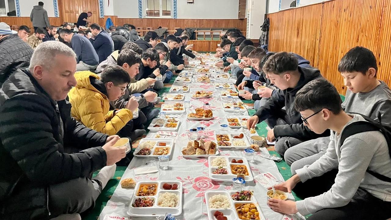 Yakakent'te Gençler İftar Programında Bir Araya Geldi